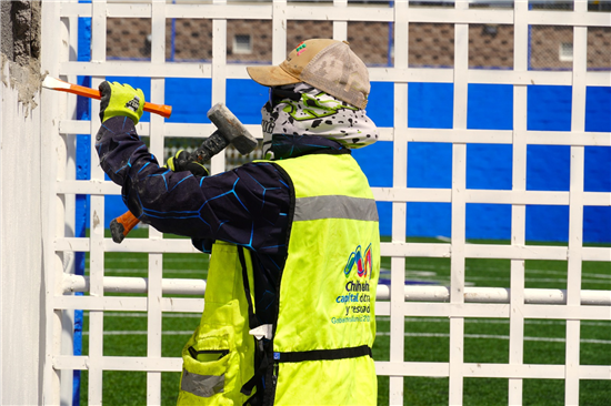 Avanza más del 50% la rehabilitación de la cancha de futbol rápido Media Luna en colonia Rosario, Chihuahua