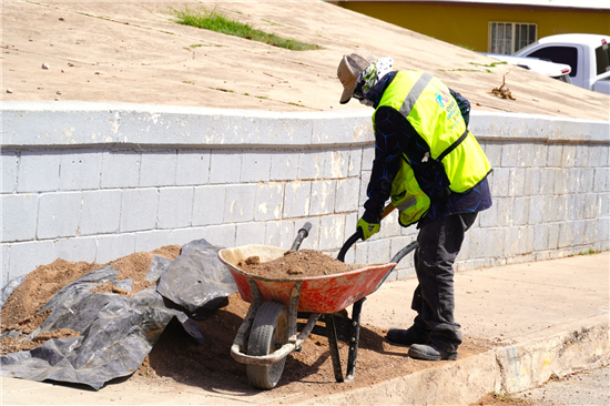 Avanza más del 50% la rehabilitación de la cancha de futbol rápido Media Luna en colonia Rosario, Chihuahua - imagen 1