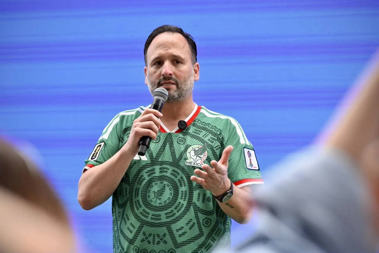 Familias llenan la Plaza del Ángel en Chihuahua para ver el debut de México en el Mundial 2026 - imagen 9