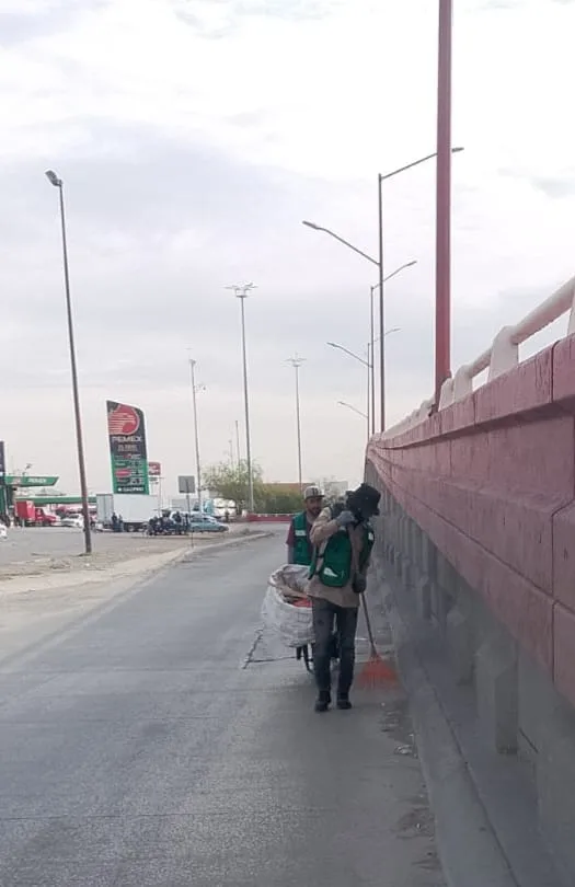 Refuerzan limpieza en glorieta del Kilómetro 20 para reducir residuos y riesgos viales
