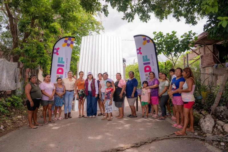 DIF Yucatán entrega láminas y lonas para apoyar a familias afectadas por lluvias en Pueblo Unido