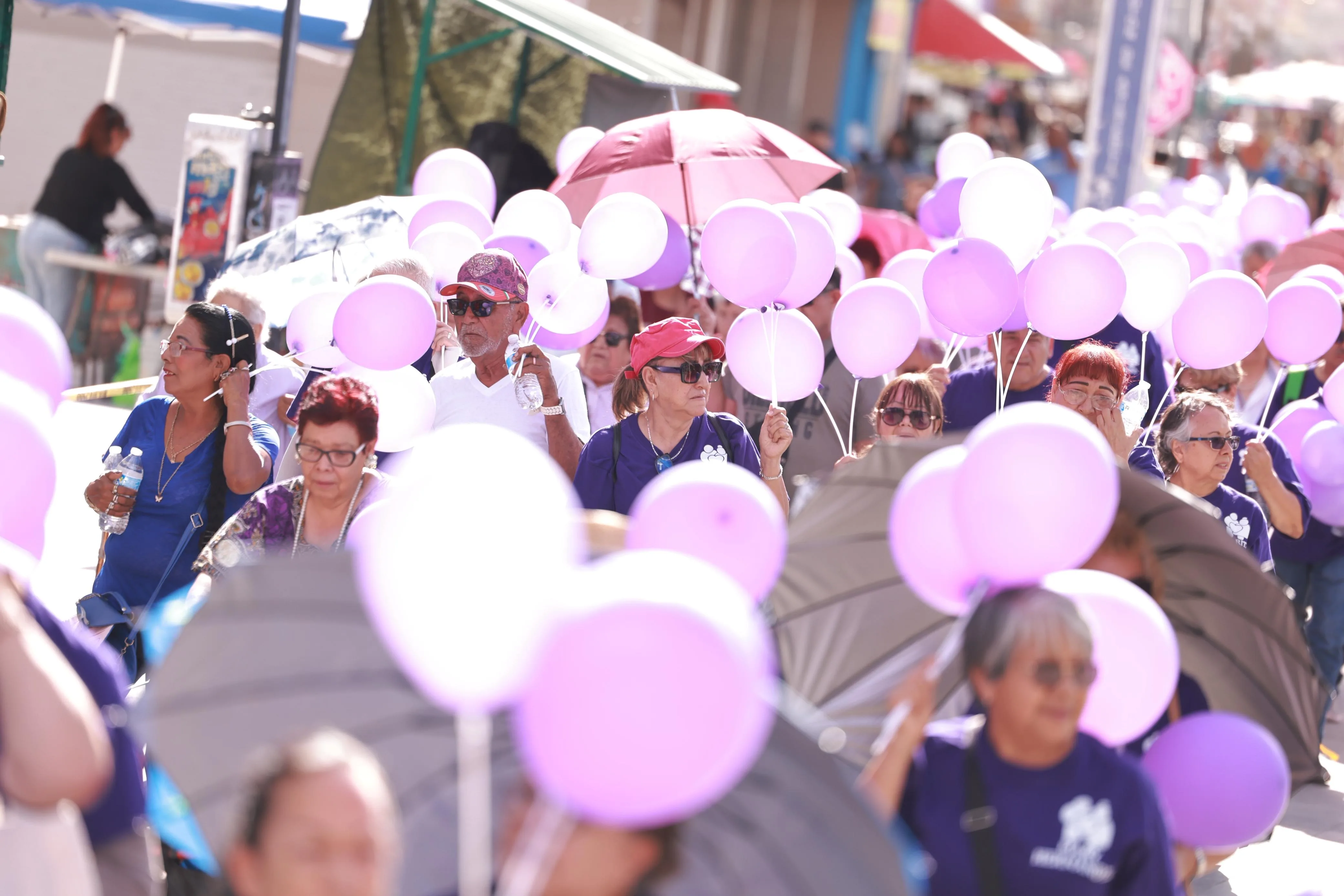 Adultos mayores recorren avenida 16 de Septiembre para visibilizar el maltrato en la vejez en Ciudad Juárez