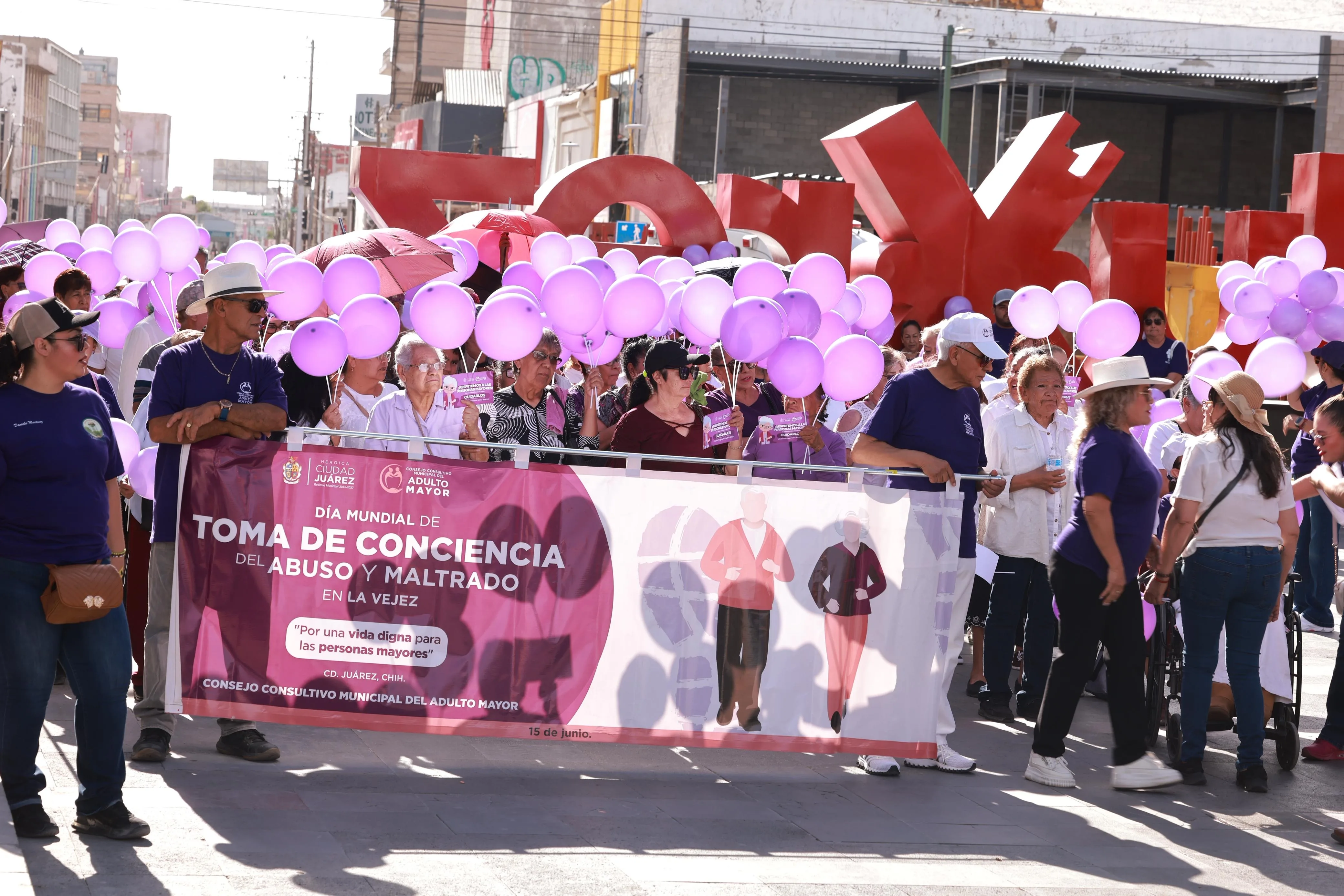 Adultos mayores recorren avenida 16 de Septiembre para visibilizar el maltrato en la vejez en Ciudad Juárez - imagen 3
