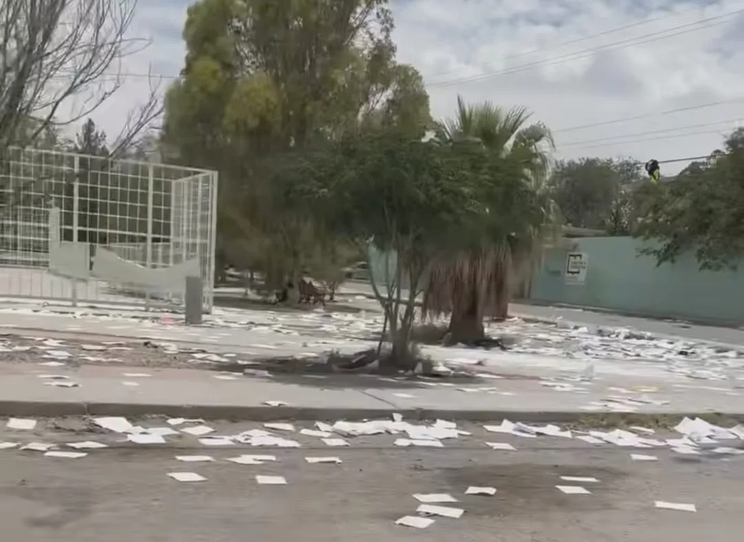 Cuadrillas de Limpia retiran basura acumulada en parque de la colonia Morelos IV en Juárez