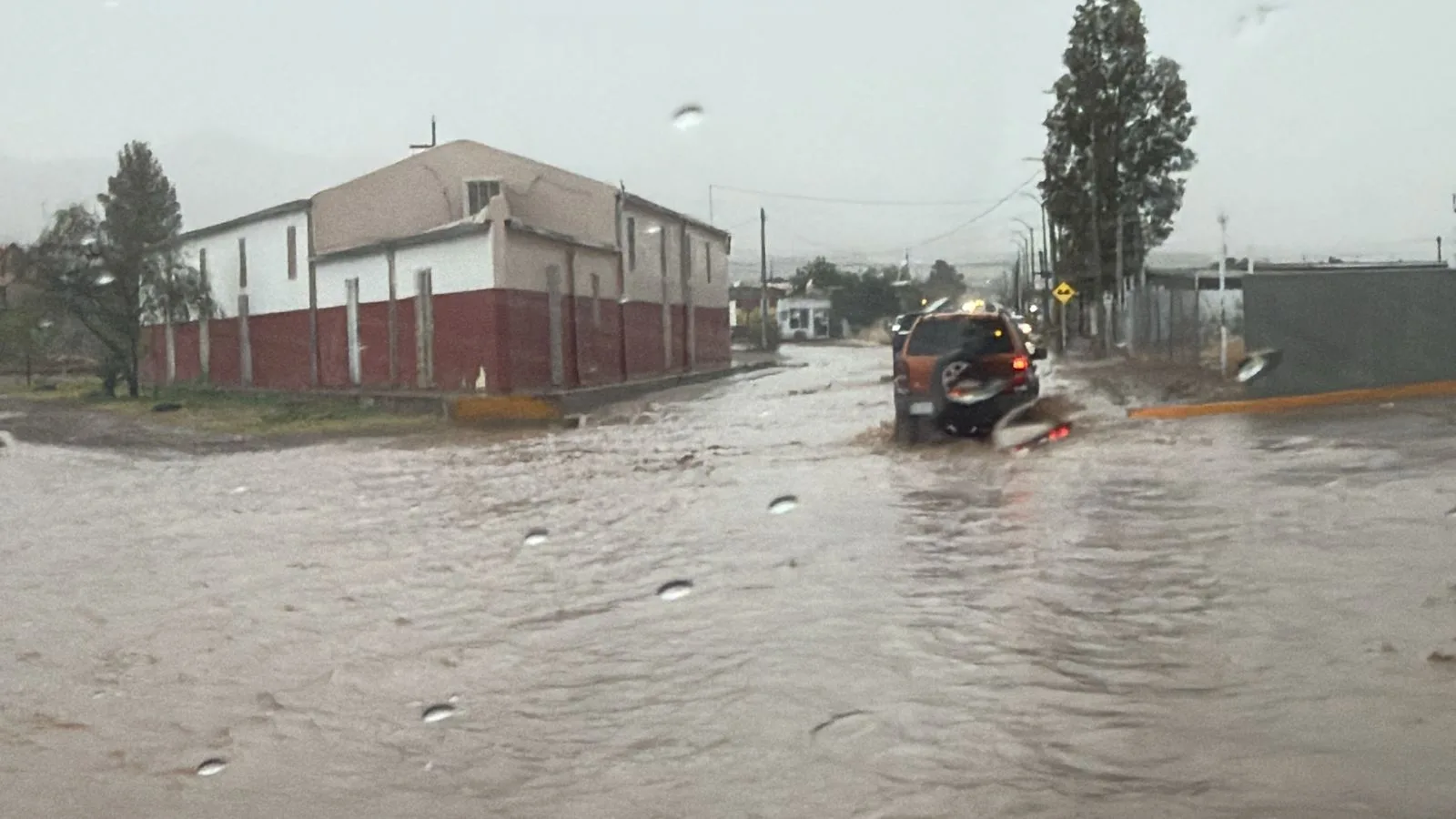 Protección Civil reporta inundaciones, cortocircuitos y árboles caídos por lluvias en Ciudad Juárez