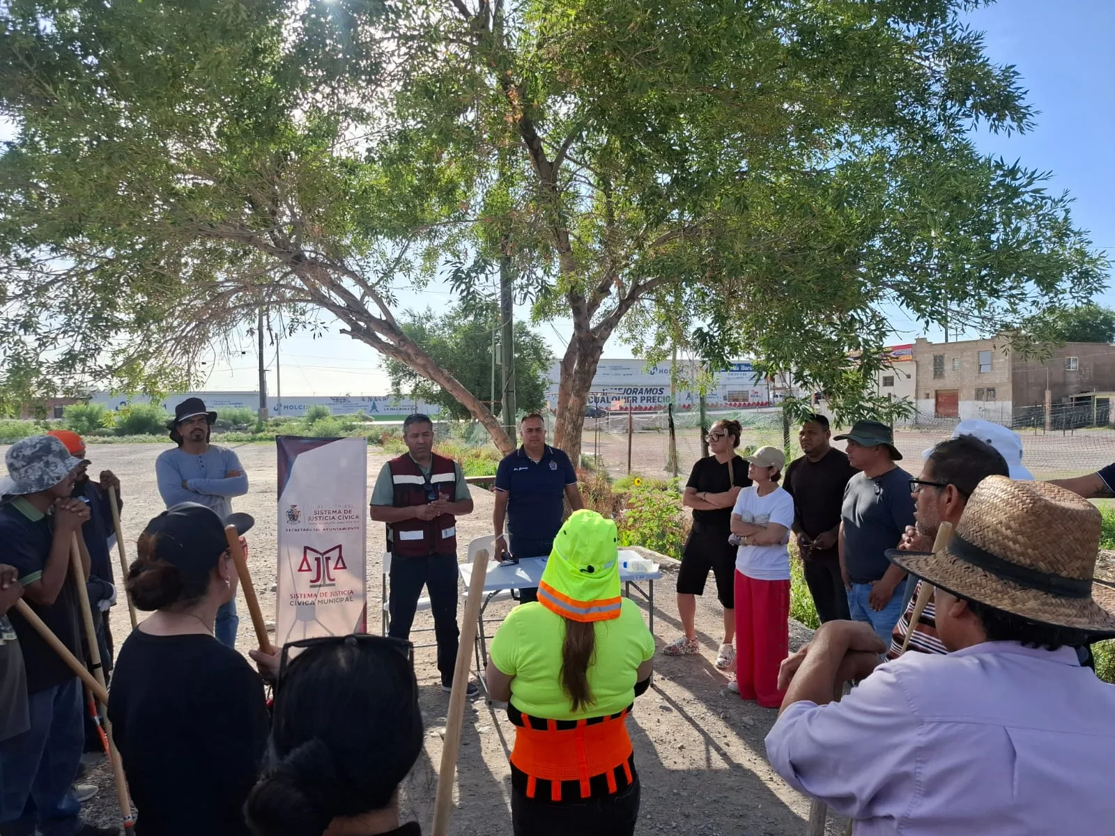 Comerciantes y ciudadanos participan en limpieza y reforestación en Mercado Libertad de Juárez