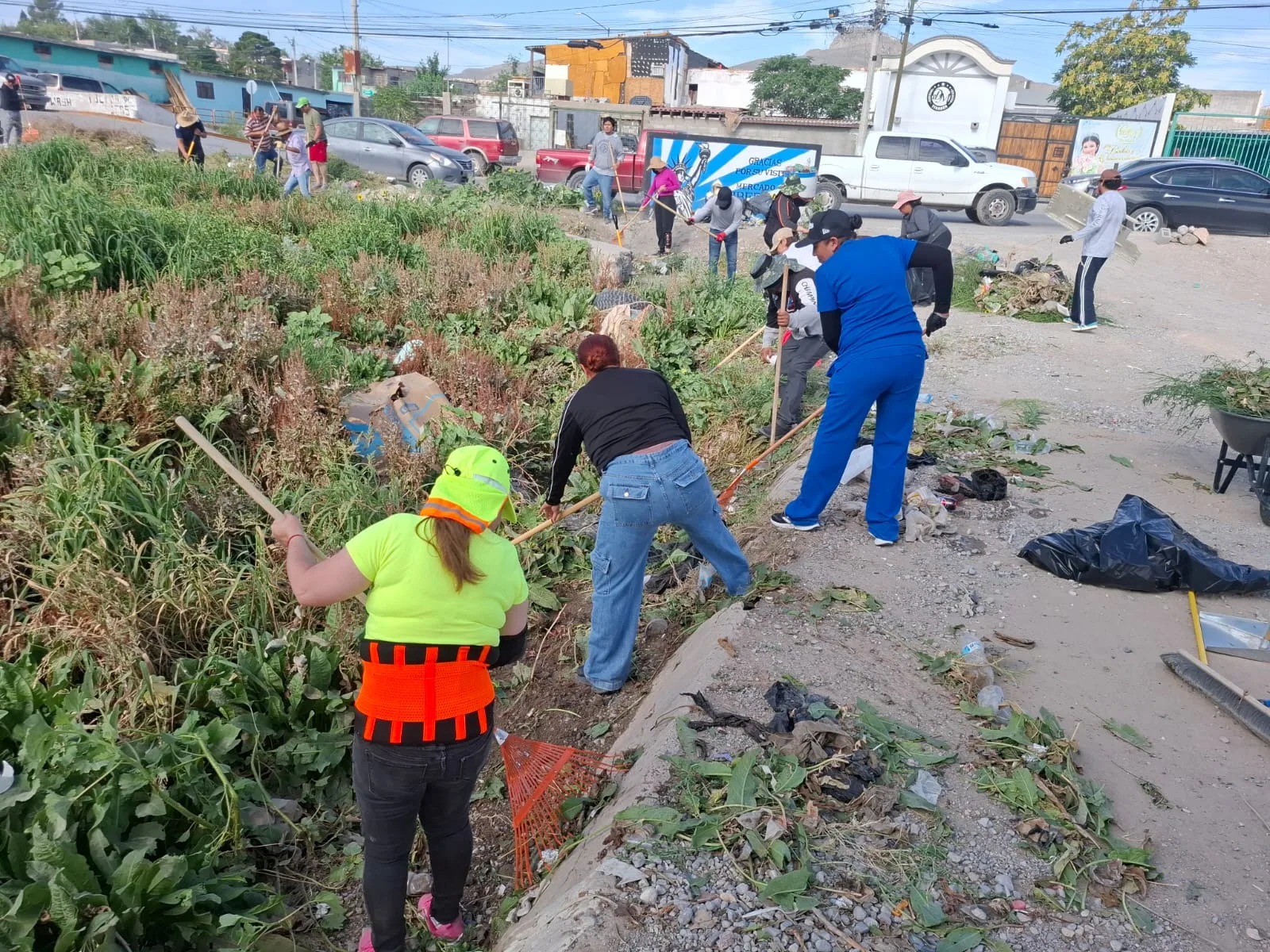 Comerciantes y ciudadanos participan en limpieza y reforestación en Mercado Libertad de Juárez - imagen 7