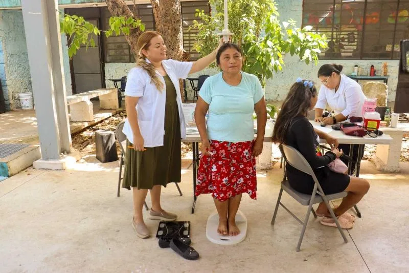 Feria de la Salud en la colonia Sambulá ofrece servicios preventivos y vacunación en primaria de Mérida