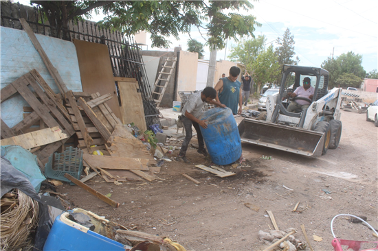 Retiran 20 toneladas de basura de vivienda en colonia Nuevo Triunfo, Chihuahua