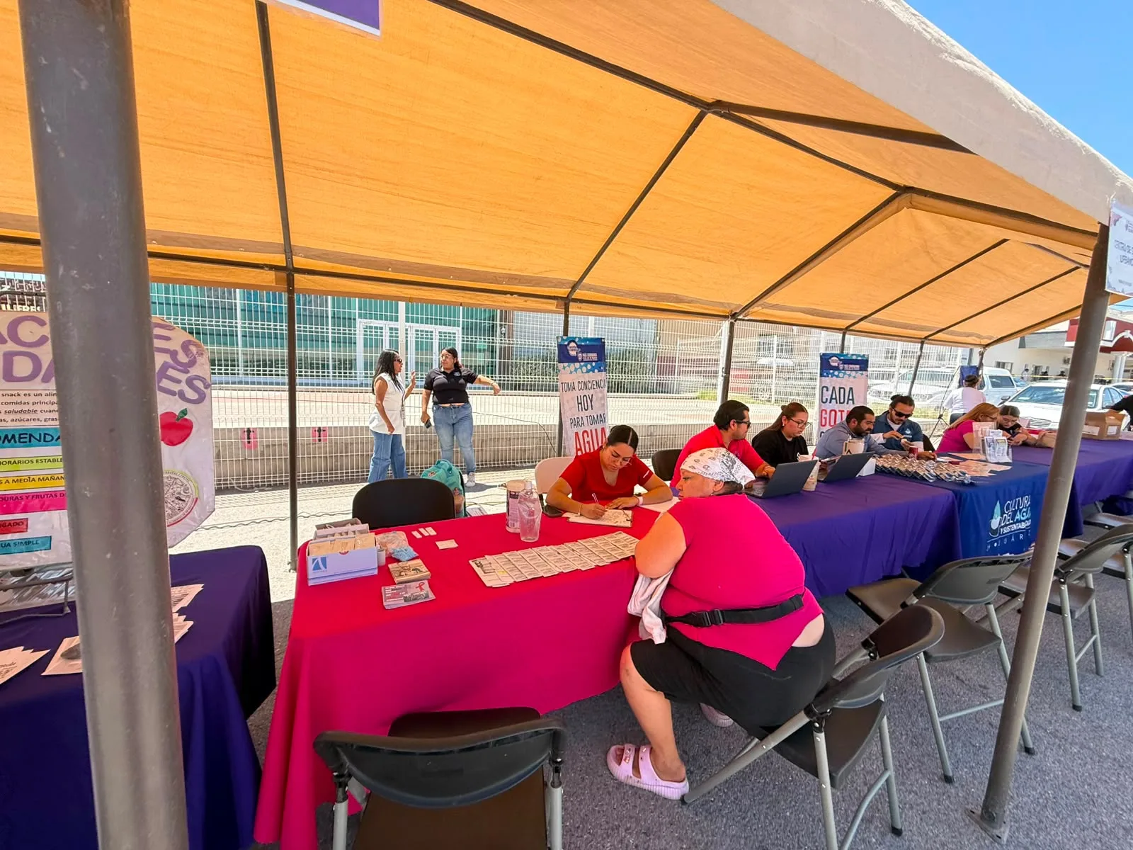 Salud Municipal ofrece pruebas rápidas y orientación preventiva en feria para mujeres en CEJUM