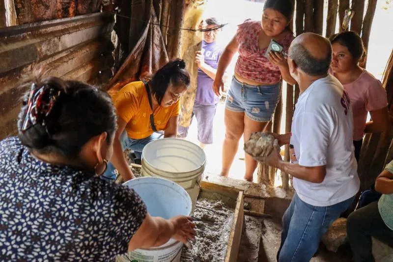 Capacitan a 139 familias de seis comunidades de Yucatán en construcción de fogones en alto