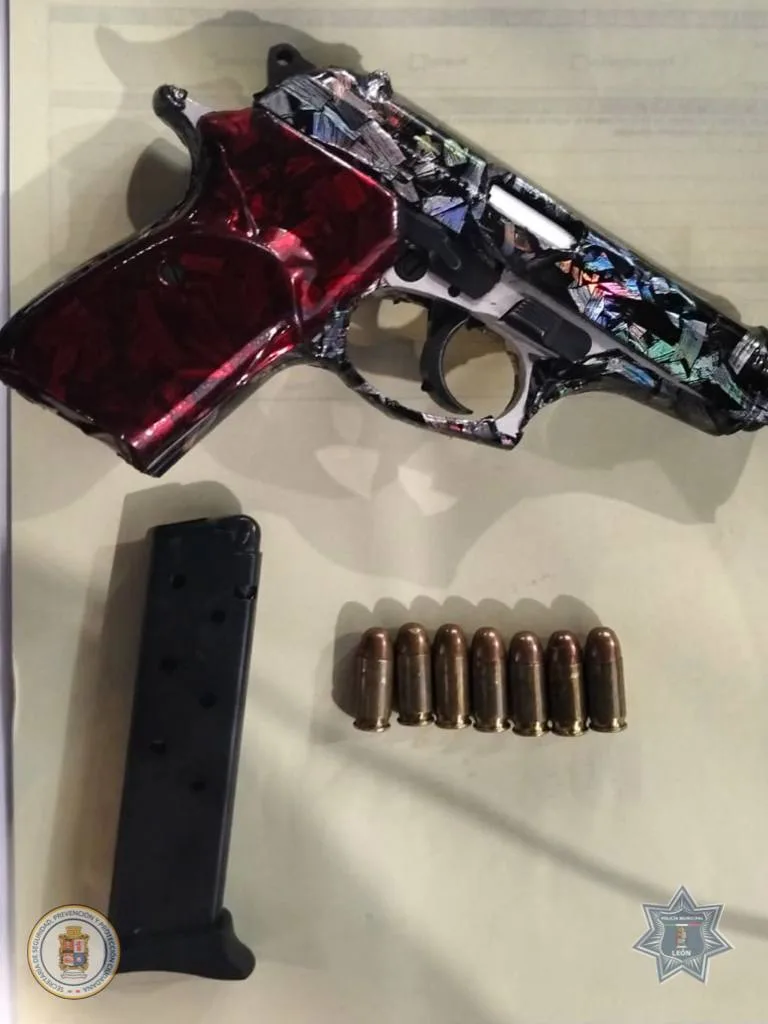 Cuatro personas detenidas en León por portar arma y droga; una tiene orden de aprehensión vigente