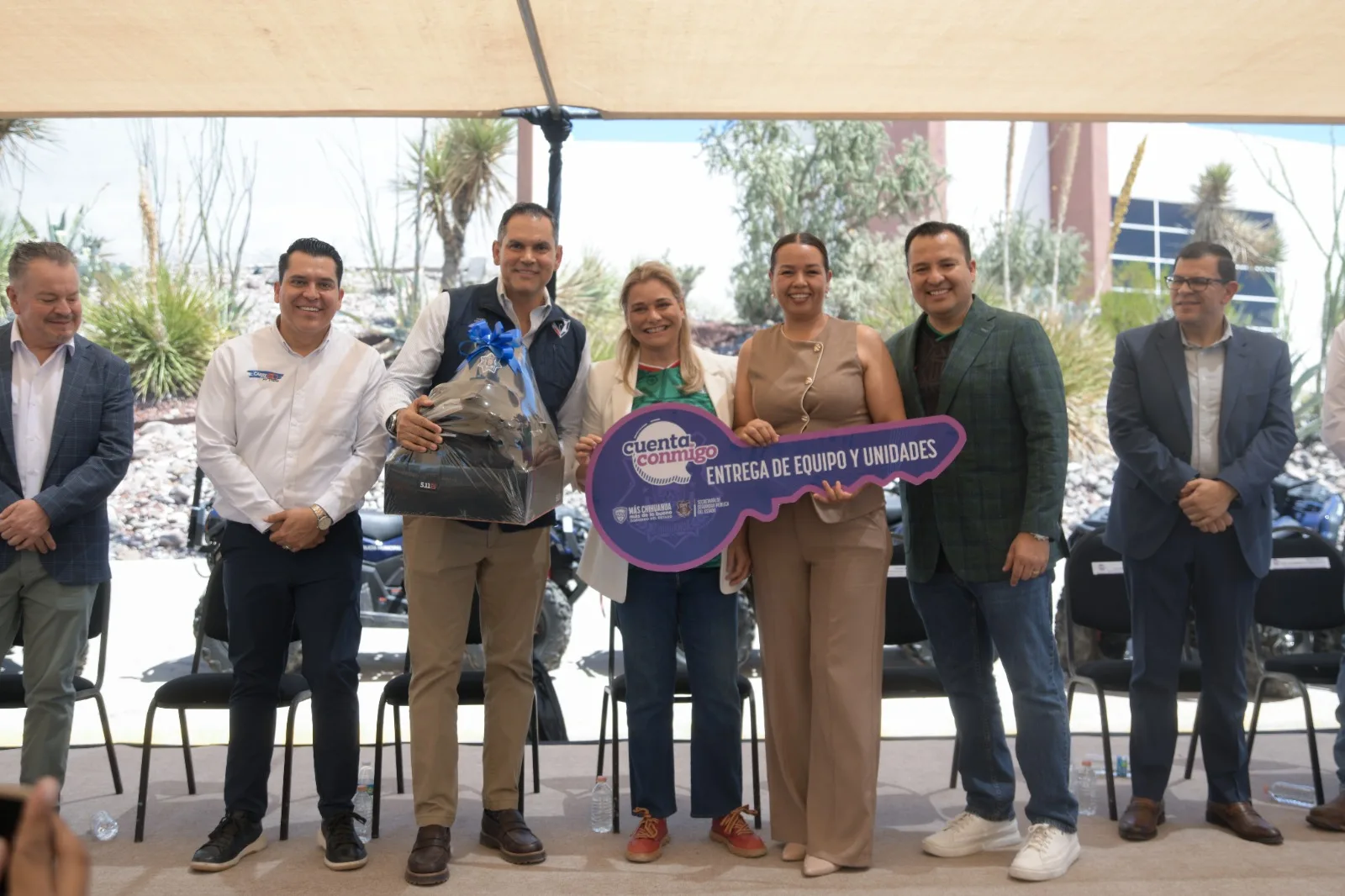 Maru Campos entrega patrullas, uniformes y cuatrimotos a policías de 13 municipios de Chihuahua