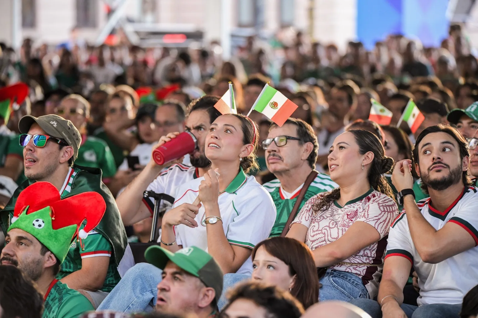 Miles de chihuahuenses ven el segundo partido de México en la Fiesta Mundialista de Plaza del Ángel