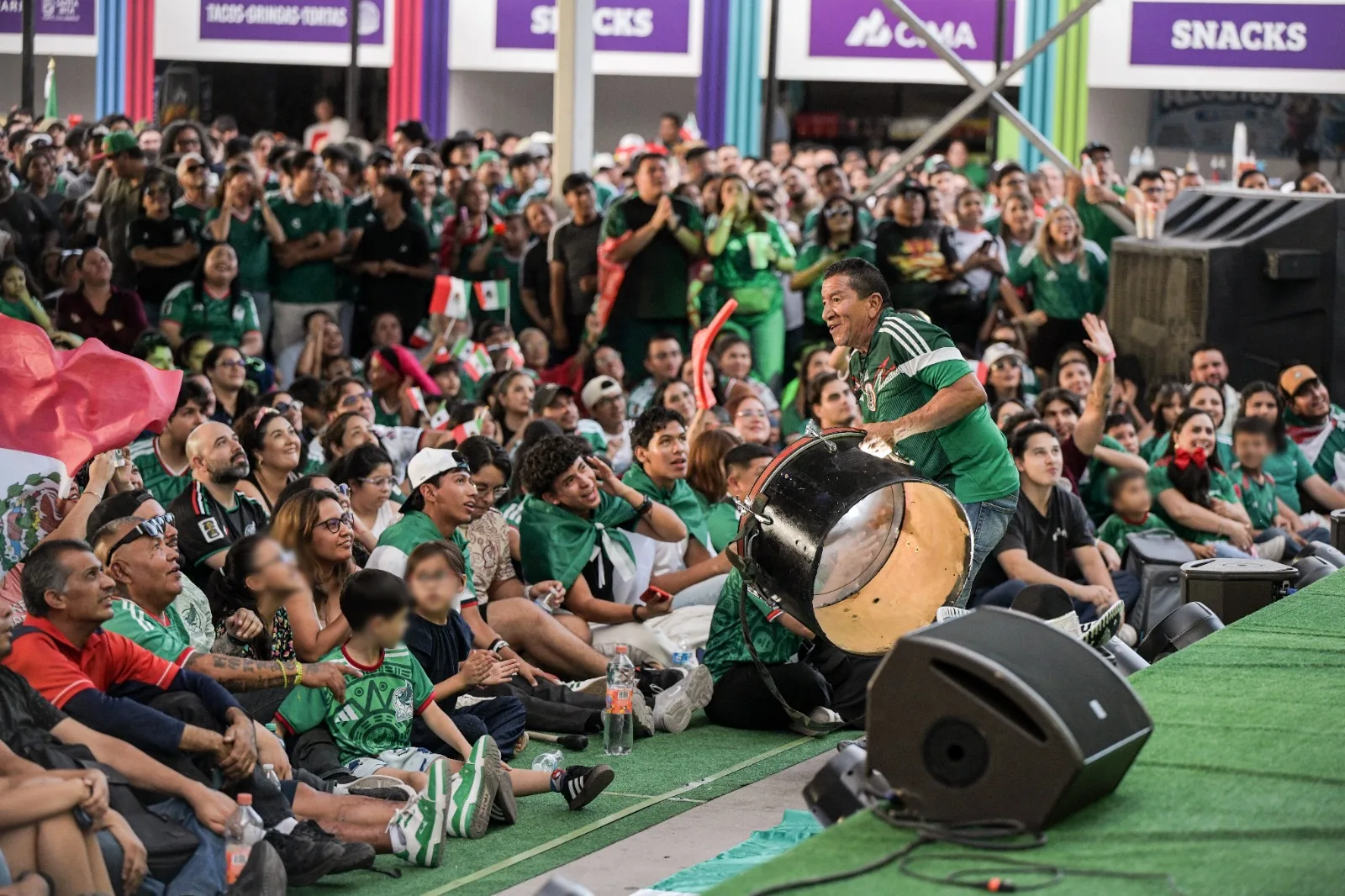 Miles de chihuahuenses ven el segundo partido de México en la Fiesta Mundialista de Plaza del Ángel - imagen 3