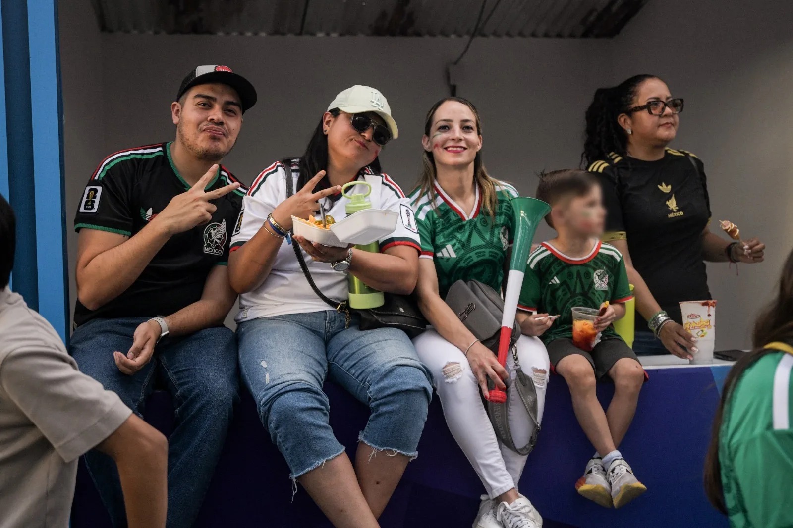 Miles de chihuahuenses ven el segundo partido de México en la Fiesta Mundialista de Plaza del Ángel - imagen 6