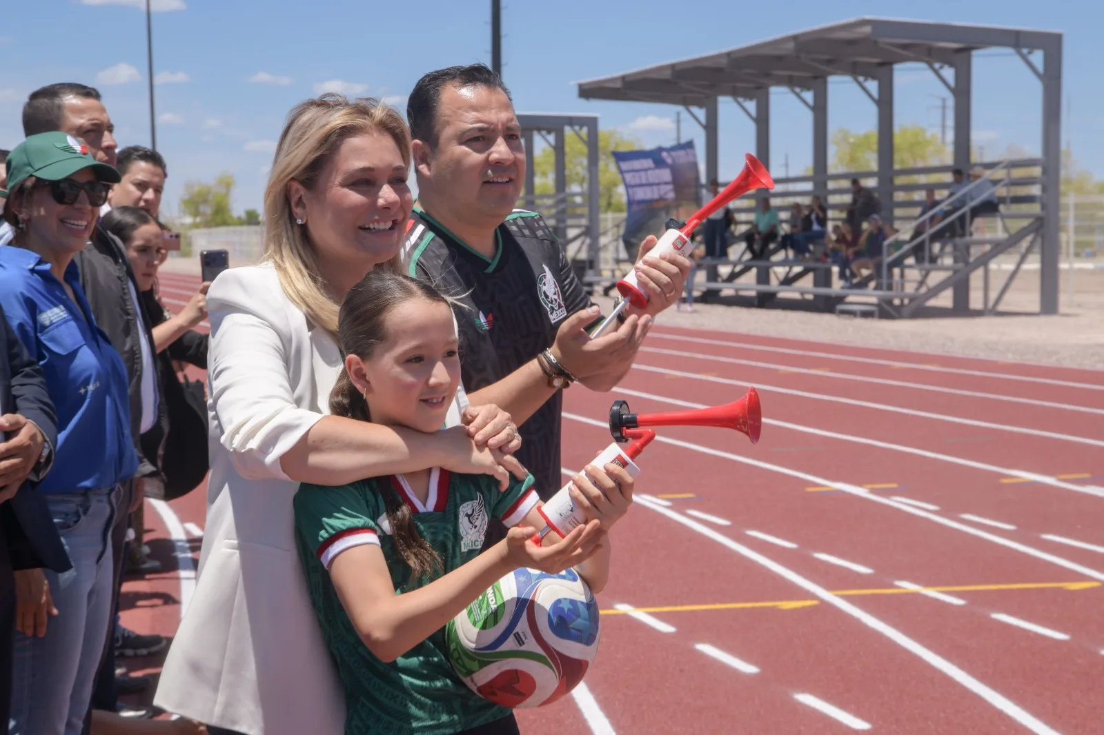 Maru Campos inaugura pista de atletismo en Delicias tras 40 años de espera