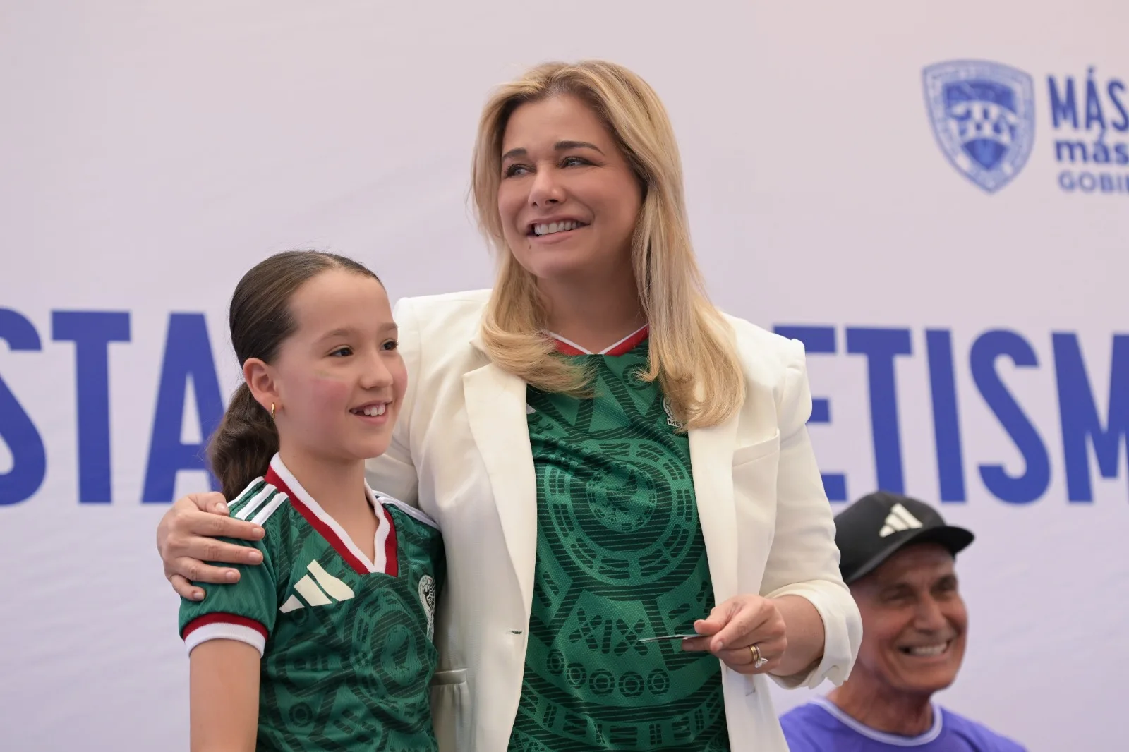 Maru Campos inaugura pista de atletismo en Delicias tras 40 años de espera - imagen 1