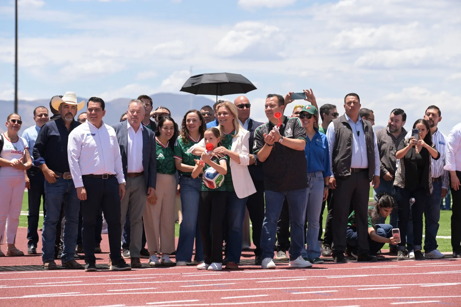 Maru Campos inaugura pista de atletismo en Delicias tras 40 años de espera - imagen 6