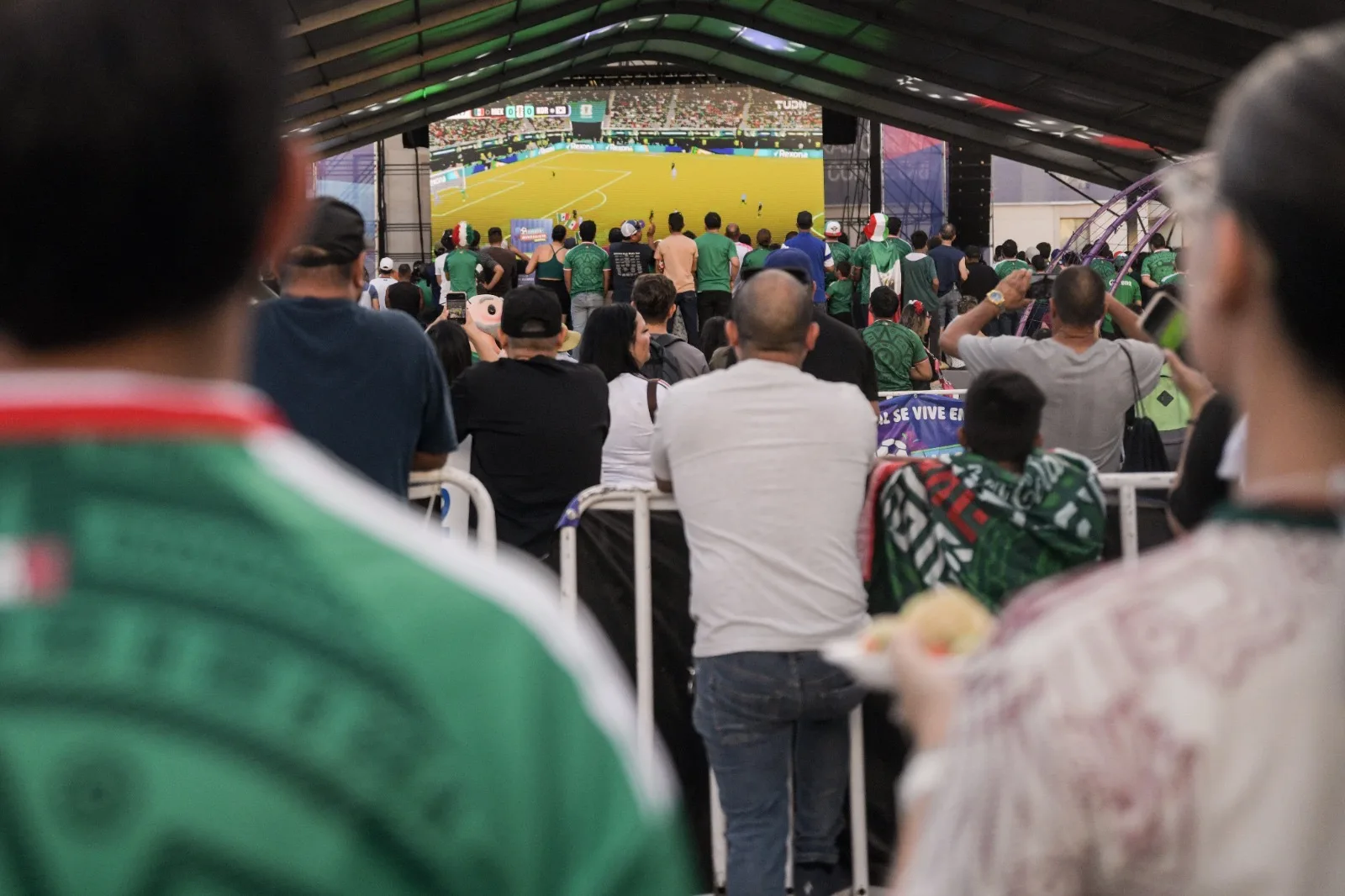 Miles de chihuahuenses siguen el segundo partido de México en la Fiesta Mundialista de Plaza del Ángel - imagen 4