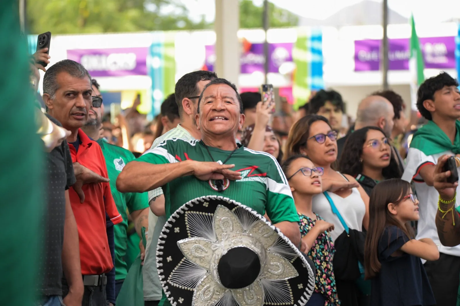Miles de chihuahuenses siguen el segundo partido de México en la Fiesta Mundialista de Plaza del Ángel - imagen 5